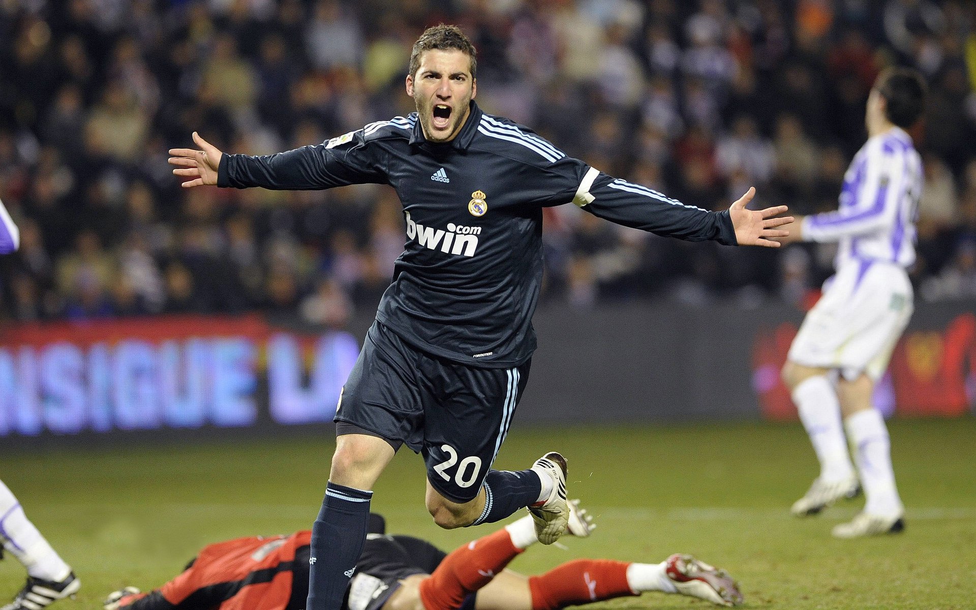 西亚卡姆新星比赛规则变更表现突出，曼联前途光明！观众掌声雷动